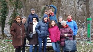Gruppen von Menschen vor einer Sitzbank