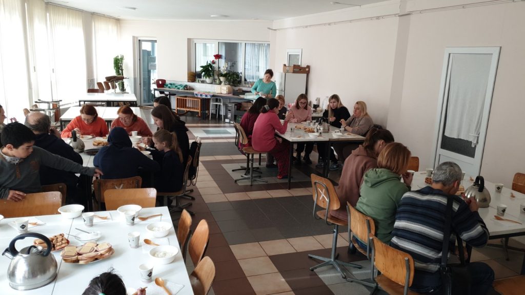 Menschen sitzen zusammen