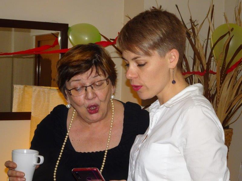 Zwei Frauen singen